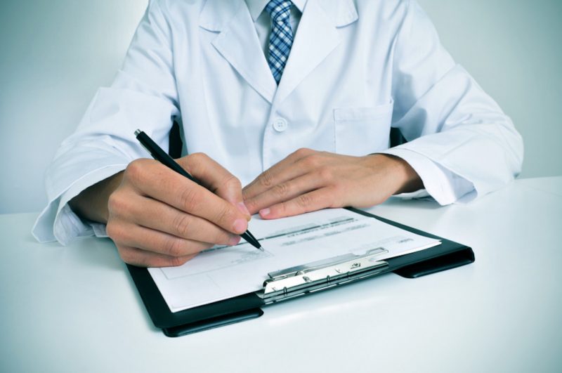 врач назначает лекарство