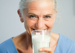 Женщина со стаканом молока Лечение остеопороза в домашних условиях