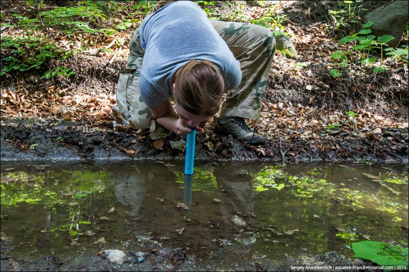 мужчина пьет сырую воду